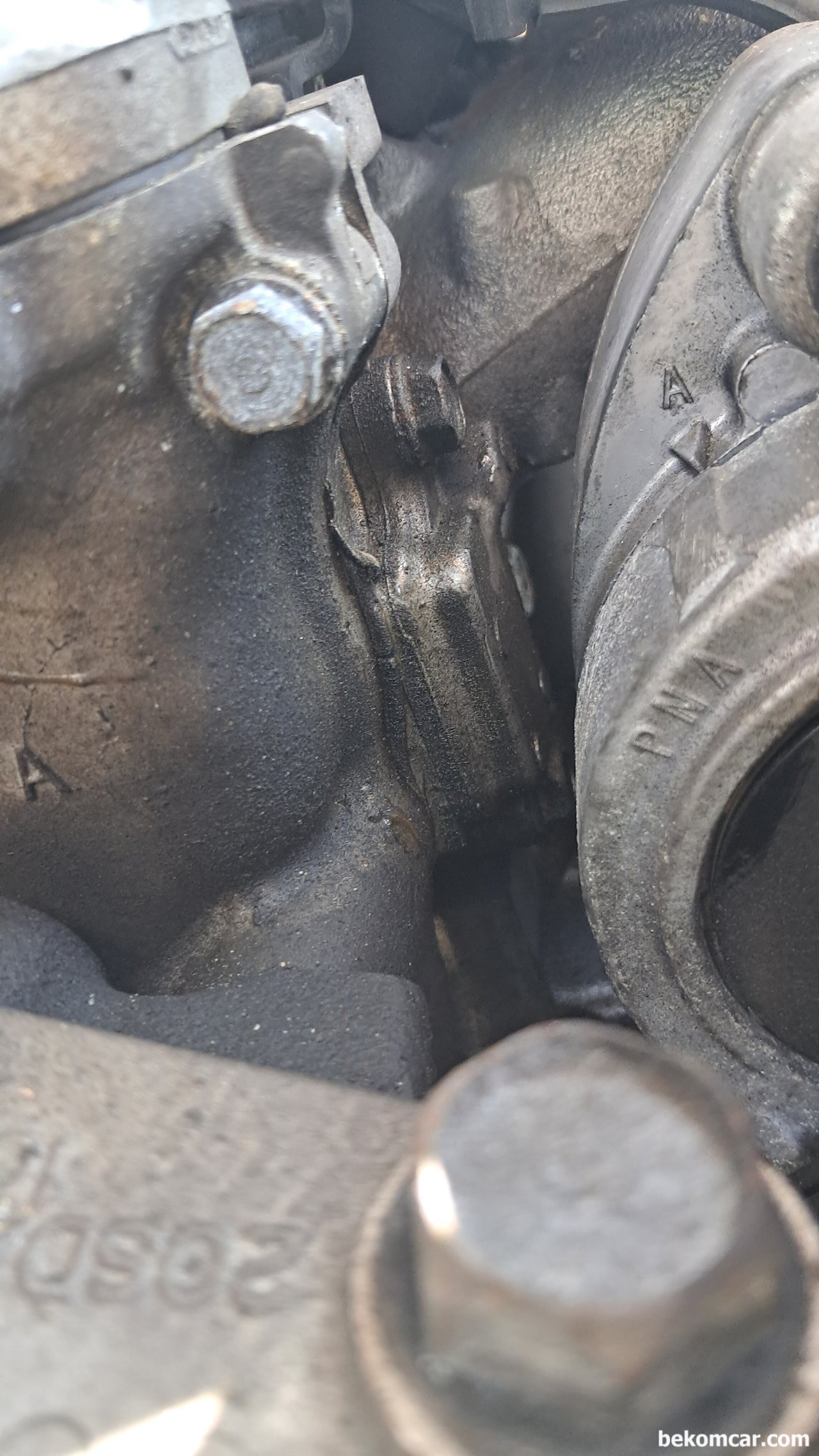아큐라 TSX 2.4 K24A2 베콤카 건강검진 주요결과, VTC 스트레이너 가스켓 경화로 인한 누유, 헤드커버가스켓 과 파워펌프쪽 누유가 발견된다. 세척후 모니터링이 필요하다. 아직 VTC엑추에이터 부분에서는 누유흔적이 없다. 베콤카 건강검진 차량은 캐나다 직수인 수동기어의 2005년 아큐라 TSX 2.4이다.|베콤카 (bekomcar.com)