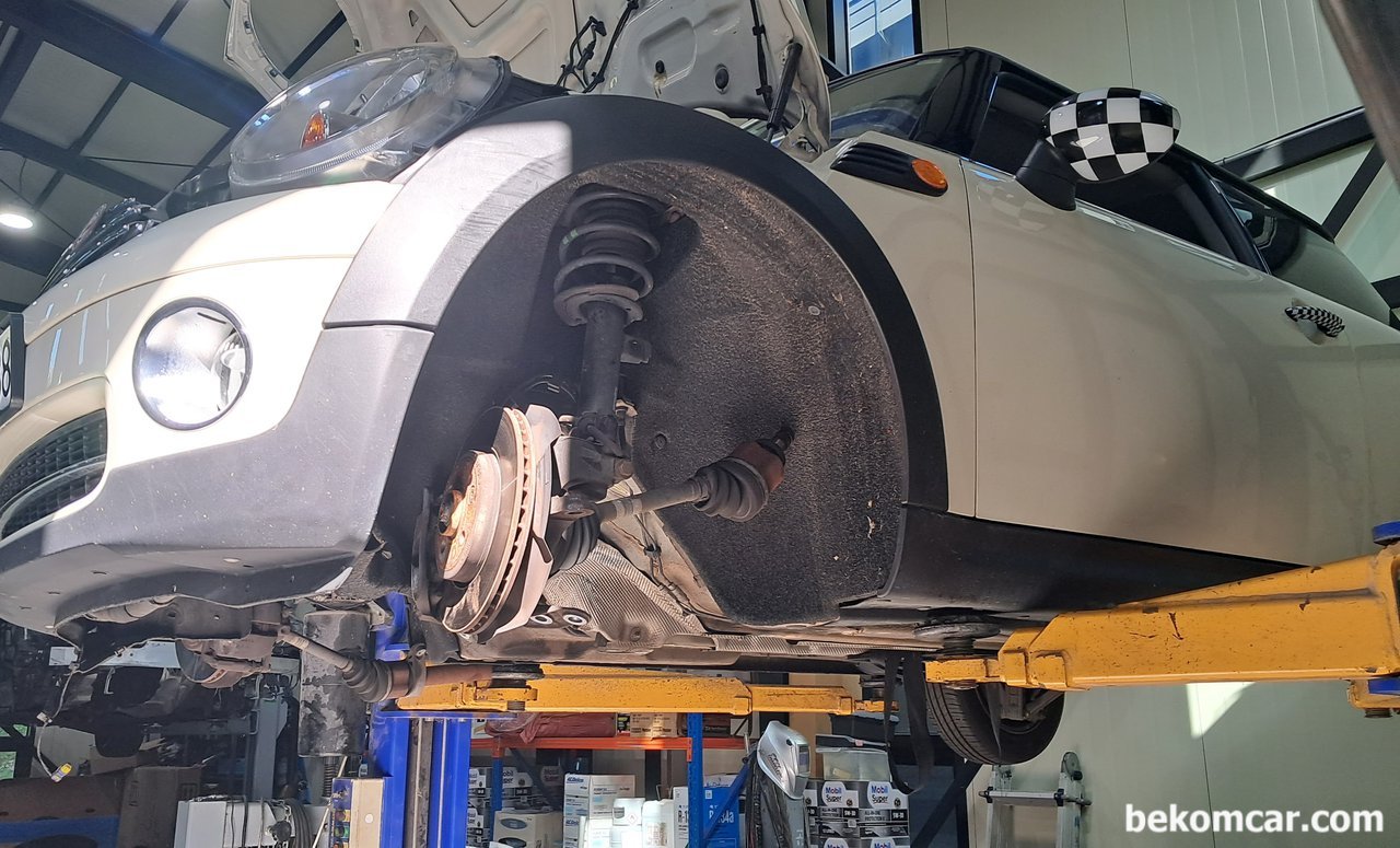 BMW 미니, 엔진오일 과다 소모로 엔진오버홀, BMW 미니 엔진을 내려서 실린더 피스톤 스크래치 정비를 하는 말성많은 미니 이다. 엔진오일소모가 심해서이다.|베콤카 (bekomcar.com)
