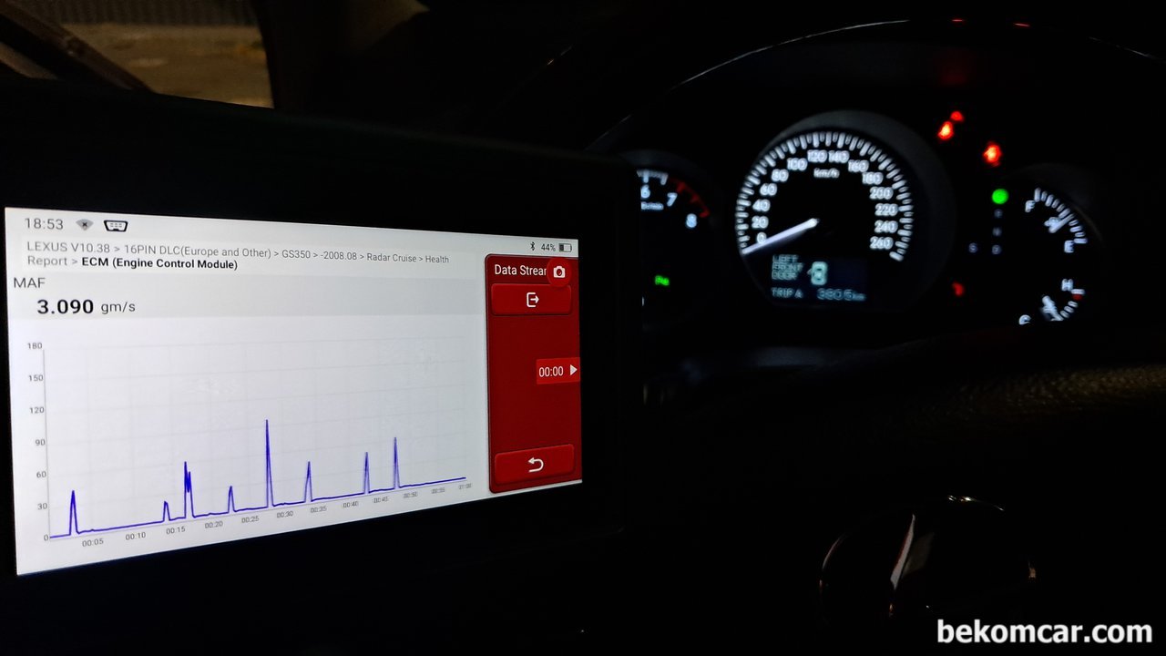 2007 렉서스 GS350, P0430촉매고장 진단정비, 촉매와 관련 항목등을 진단하기 시작한다. 첫째 촉매관련 진단영역은 공기 부분이다. 공기흐름에 스파이크가 있고 불규칙한 패턴을 보여주고 있다. 2007 렉서스 GS350 건강검진 및 맞춤식정비 사례이다.|베콤카 (bekomcar.com)