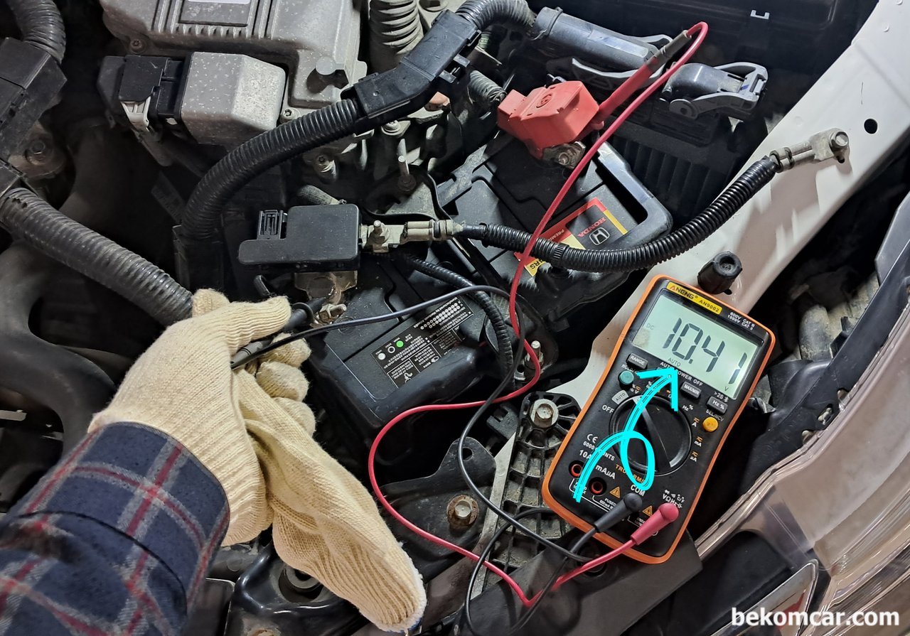 중고차 구매점검 배터리 전압측정, 혼다 어코드 사례, 혼다 어코드 중고차 구매전 점검시 배터리 전압 측정중이다. 약 10.41V 로 측정된다. 하루전에 공업사 점검했다고 한다. 그래서 더 걱정이다. 점검후 최종적으로 구매비추 했다.|베콤카 (bekomcar.com)