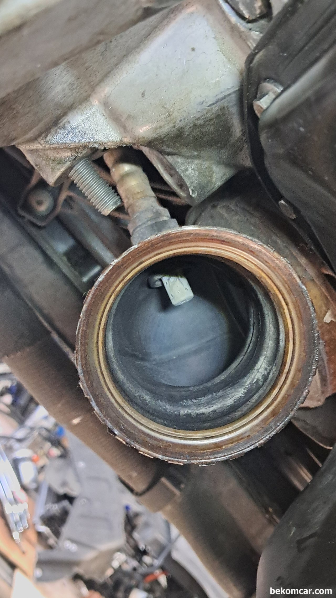 BMW 미니쿠퍼 산소센서가 배기라인속에 보인다, BMW 미니쿠퍼 산소센서 장착시 앞 센서부분은 배기가스 에 노출되어 있다. 촉매 전 후 에 산소센서가 하나씩 두개가 있다. 6기통 이상은 촉매가 2개이니 총 4개의 산소센서가 있다.|ベコムカー (bekomcar)