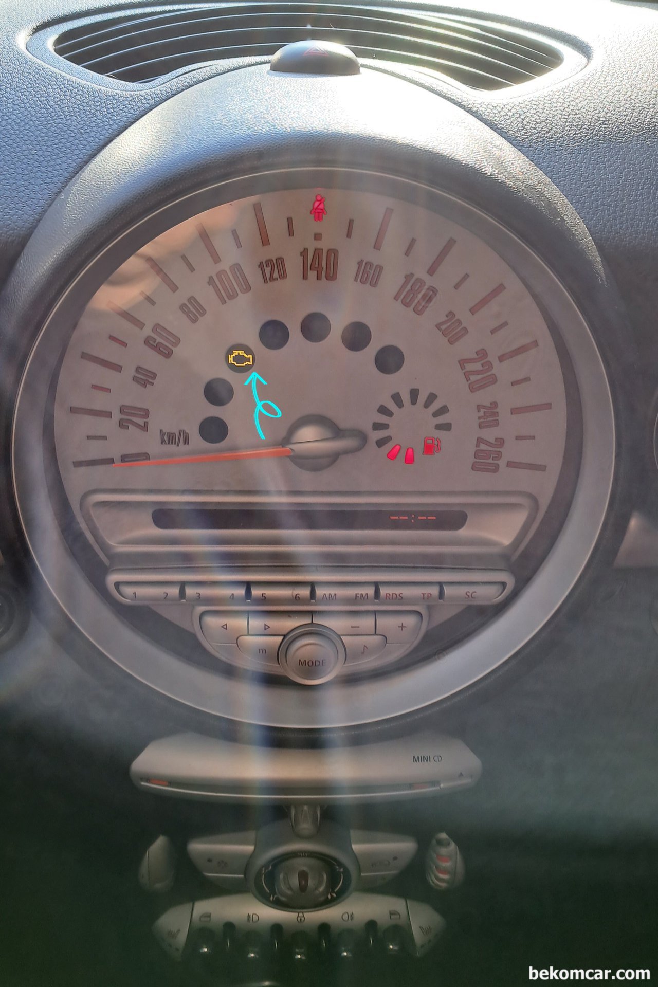 BMW 미니쿠퍼 시동꺼짐 진단, P0015 타이밍이슈, BMW 미니쿠퍼 계기판 엔진체크등 이다. 흔히 엔진경고등 이라고 하기도 하는 CEL 이다. P0015 Code: Exhaust “B” Camshaft Position Timing – Over – Retarded (Bank 1) 가 고장코드 및 설명이다. 배기쪽 VCT이 너무많이 리타드 (과다지각) 된것이 원인이다.|베콤카 (bekomcar.com)