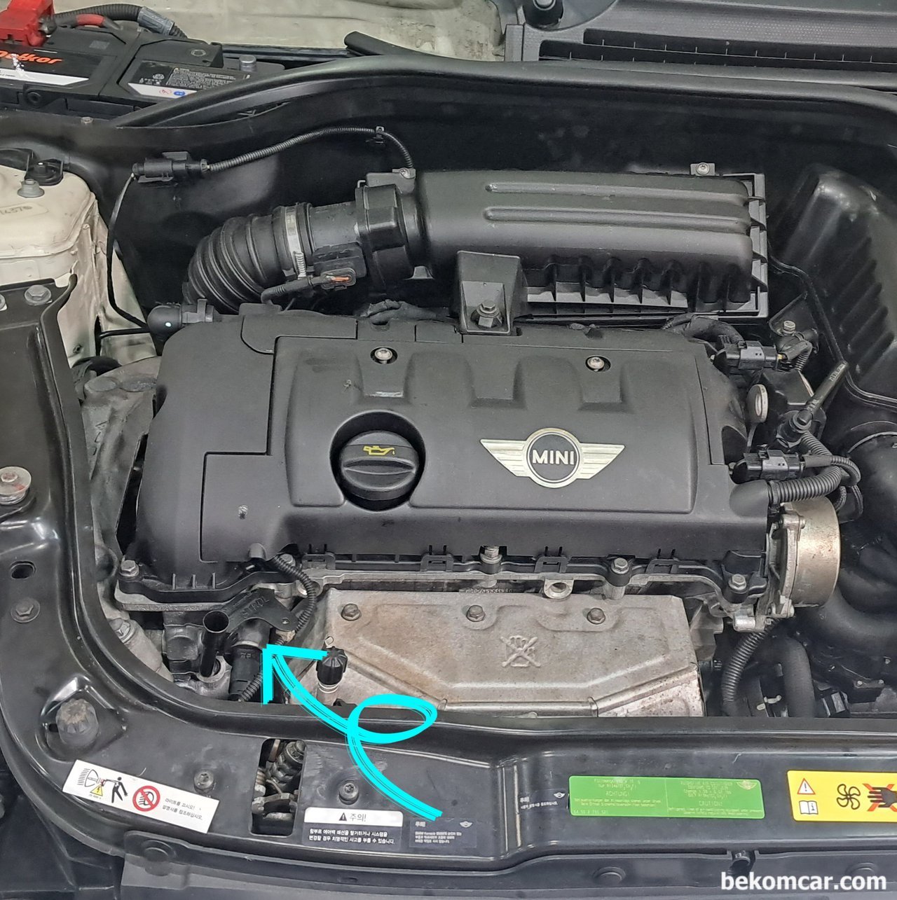 BMW 미니쿠퍼 시동꺼짐 진단, P0015 타이밍이슈, 미니쿠퍼 배기쪽 VANOS 솔레노이드 밸브 위치이다. P0015 Code: Exhaust “B” Camshaft Position Timing – Over – Retarded (Bank 1) 고장코드 발생시, 가장 먼저 점검해야 할 부분이다.|베콤카 (bekomcar.com)
