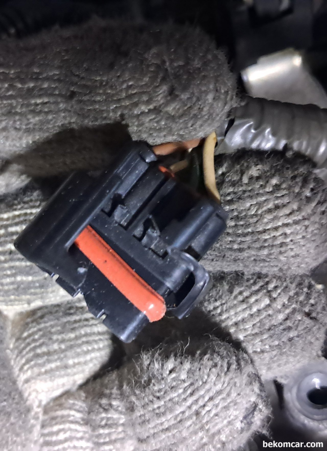 캠리 점화코일 코넥터 고정장치 부러질때 응급조치, 캠리 점화코일 코넥터 고정장치 부러질때 가 있다. 사진처럼 된 경우도 흔하다. 주행중 진동에 의하여 점화코일 코넥터가 분리될수 있다.|ベコムカー (bekomcar)