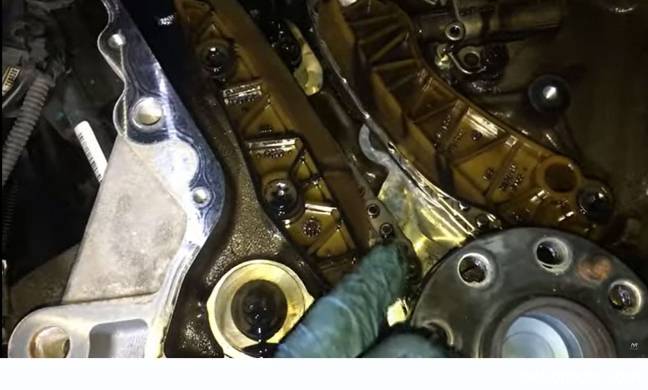 오실로스코프 활용사례, BMW N47 타이밍 체인 늘어짐 분석 사례, 오실로스코프 활용사례, BMW N47 타이밍 체인 늘어짐 분석 사례이다. 크랭크 & 캠새프트 파형을 분석하여 체인이 늘어난것을 확인후에 실제 타이밍 작업을 하는 과정이다. 약 2코 정도 틀어진것으로 파형분석에서 판단되었다.
BMW N47 CKP & CMP Wave Form, Courtesy of @MechanicMindset, https://www.youtube.com/watch?v=gkA2oyf6sAc|bekomcar.com