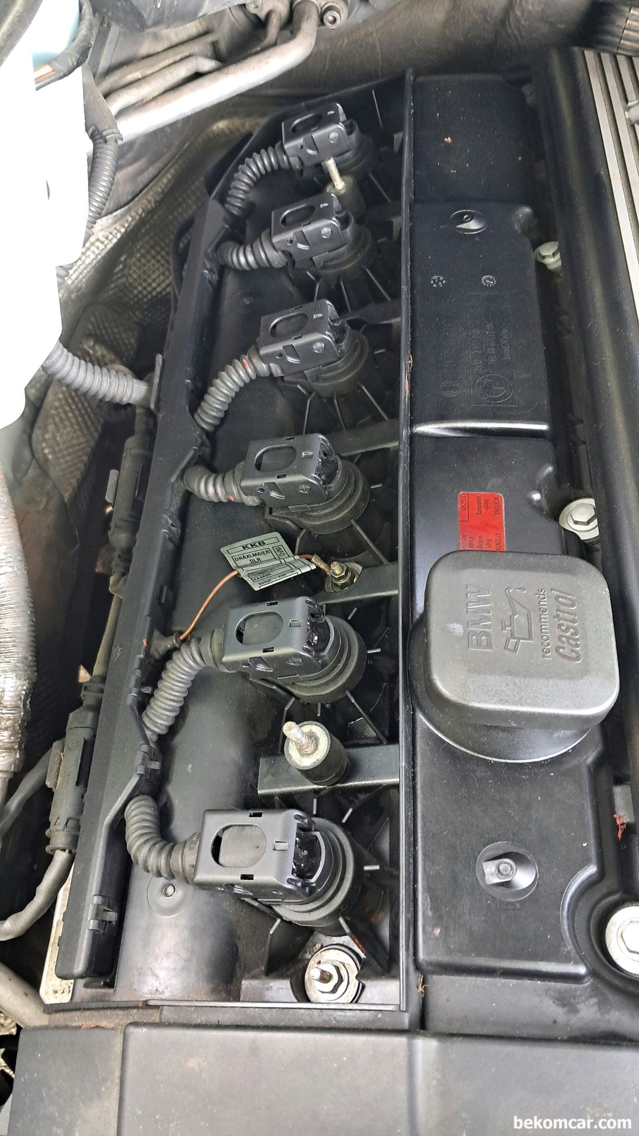 BMW X5 2004 휘발유 점화2차파형 분석, 다중점화파형, 2004년 BMW E53 X5 휘발유 차량이다. 베콤카에서 산소센서교환, DISA밸브 크리닝작업등을 한 차량이다. 이번에는 건강검진을 하는데, 점화시스템 파형을 확인하였다. 6개 실린더 점화시스템이 다 좋은것으로 점화파일1차 및 2차 파형이 측정된다. M54엔진의 장점은 점화플러그 코일등 작업이 쉽다는것이다.|베콤카 (bekomcar.com)